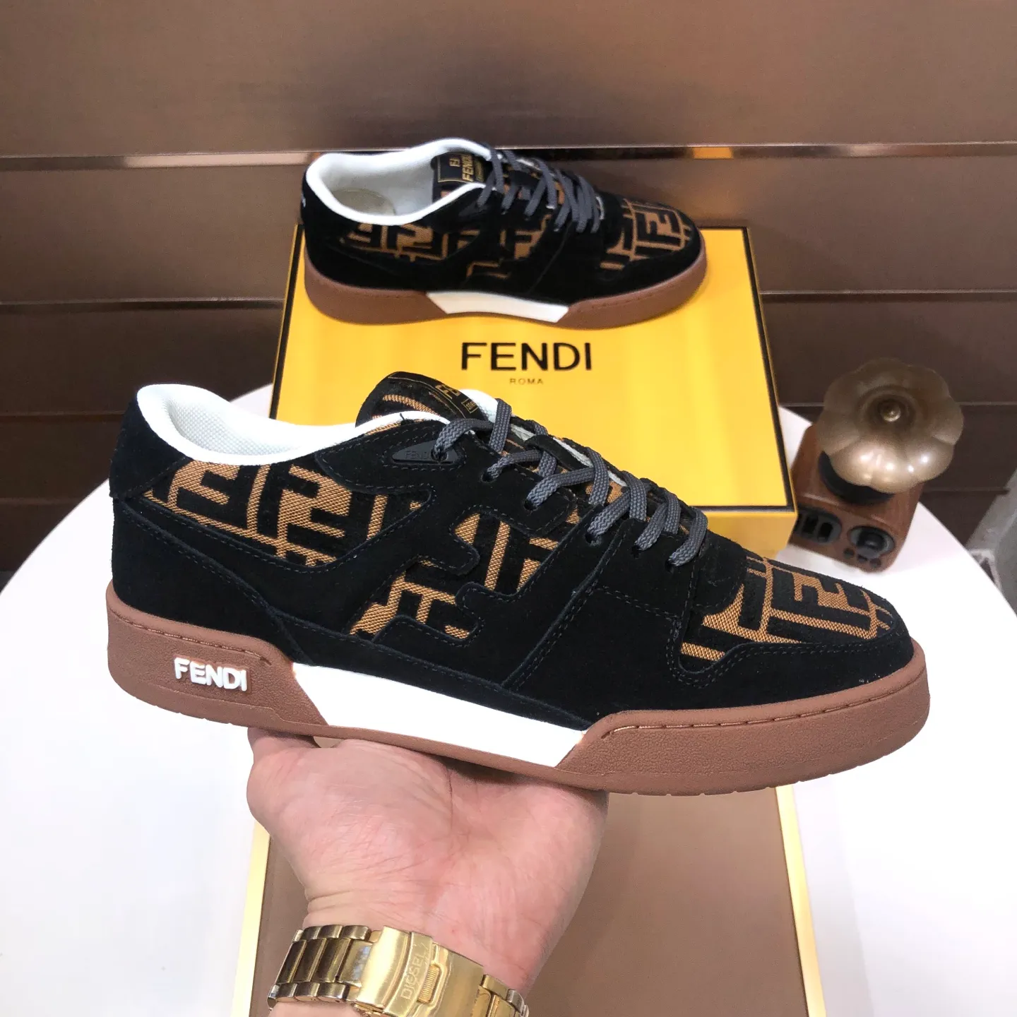 Men's men's shoes 💰600💰 Fendi 2023 latest couple model 🔥 Many 💑 stars have the same style FD match Original one-to-one replica Designer Kim Jones's first sneaker fendi match and Donkey brand Trainer basketball sneakers Material: Original silk leather Lining: Breathable mesh Packaging: Original 1:1 matching high-end packaging Size: Female 35-40 Male 38-44 (45 46. Custom-made (no return or exchange)